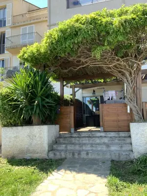 Jardin de l'établissement Cap Corse, face à la mer et port paisible