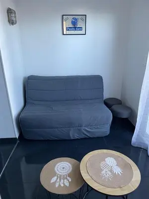 Coin salon dans l'établissement Cap Corse, face à la mer et port paisible