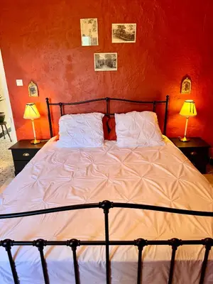 Un ou plusieurs lits dans un hébergement de l'établissement Maison traditionnelle avec vues sur St Michel