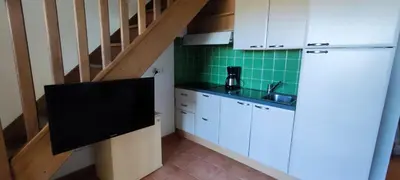 Cuisine ou kitchenette dans l'établissement Appt 4-6 couchages climatisé avec 2 piscines et 200 m des plages et criques