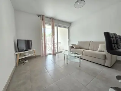 Télévision ou salle de divertissement dans l'établissement Charmant studio avec extérieur
