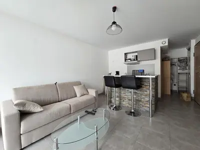 Cuisine ou kitchenette dans l'établissement Charmant studio avec extérieur