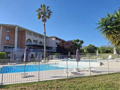 Piscine de l'établissement T2 Terrasse climatisé piscine à T FLORENT ou située à proximité