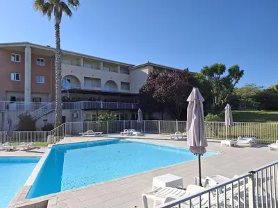 Piscine de l'établissement T2 Terrasse climatisé piscine à T FLORENT ou située à proximité