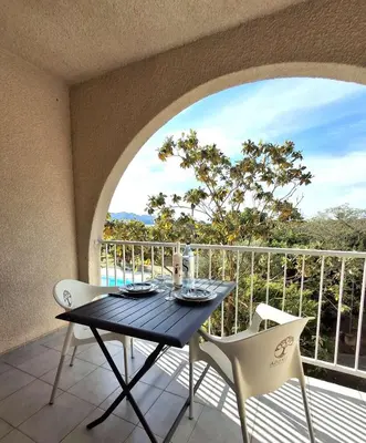 Balcon ou terrasse dans l'établissement Studio ensoleillé à Saint-Florent avec piscine