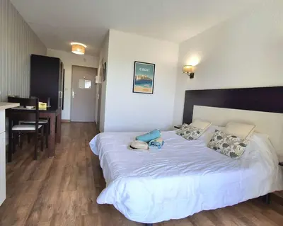 Un ou plusieurs lits dans un hébergement de l'établissement Studio ensoleillé à Saint-Florent avec piscine