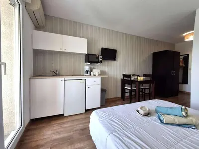 Cuisine ou kitchenette dans l'établissement Studio ensoleillé à Saint-Florent avec piscine
