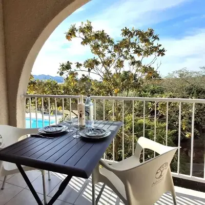 Studio ensoleillé à Saint-Florent avec piscine
