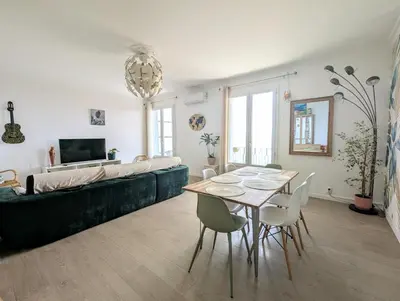 Télévision ou salle de divertissement dans l'établissement Appartement familial - Vue mer