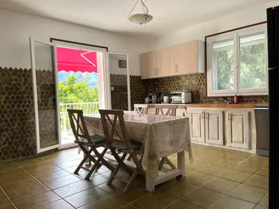 Cuisine ou kitchenette dans l'établissement FURIANI Appartement avec Piscine dans Villa