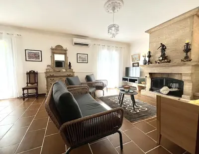 Télévision ou salle de divertissement dans l'établissement FURIANI Appartement avec Piscine dans Villa
