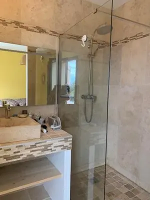 Salle de bains dans l'établissement Belle maison en Balagne