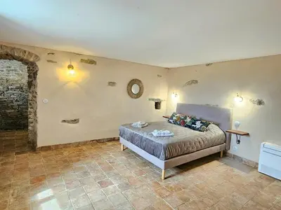 Un ou plusieurs lits dans un hébergement de l'établissement Magnifique villa avec piscine- hauteurs de Bastia