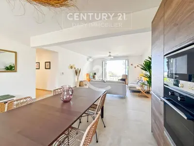 Télévision ou salle de divertissement dans l'établissement Superbe appartement T4 vue mer - Calvi