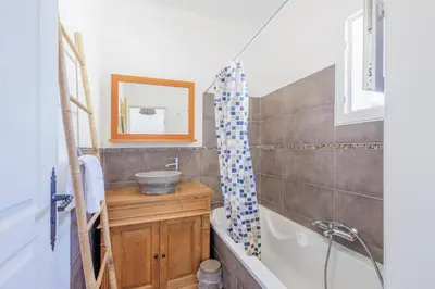 Salle de bains dans l'établissement L'Alivi di Losari 9 - piscine naturelle et jacuzzi