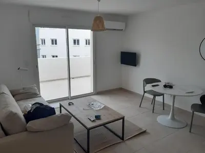 Télévision ou salle de divertissement dans l'établissement T3 bord de mer en Corse N130