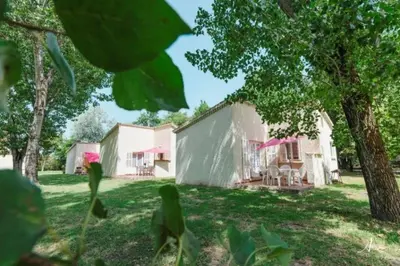 Jardin de l'établissement ZEcamping 2 étoiles accès direct à la plage chiens acceptés piscine