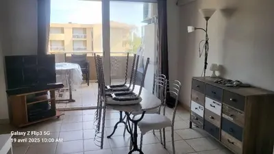 Télévision ou salle de divertissement dans l'établissement appartement bords de Mer