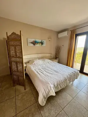 Un ou plusieurs lits dans un hébergement de l'établissement Grand Studio dans Residence avec piscine in Sisco