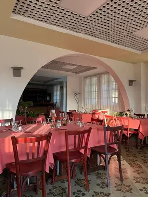 Restaurant ou autre lieu de restauration dans l'établissement La Châtaigneraie