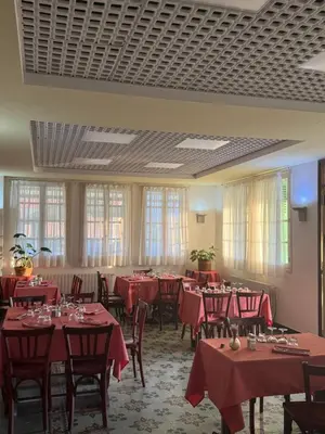 Restaurant ou autre lieu de restauration dans l'établissement La Châtaigneraie