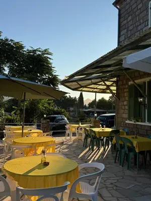Restaurant ou autre lieu de restauration dans l'établissement La Châtaigneraie