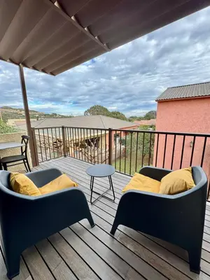 Balcon ou terrasse dans l'établissement Studio dans résidence avec piscine à Sisco