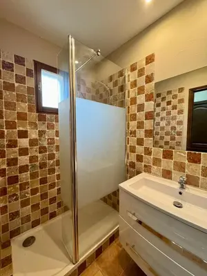 Salle de bains dans l'établissement Studio dans résidence avec piscine à Sisco