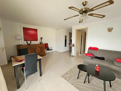 Télévision ou salle de divertissement dans l'établissement Bel appartement Erbalunga- A deux pas de la plage