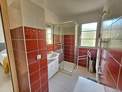 Salle de bains dans l'établissement Bel appartement Erbalunga- A deux pas de la plage