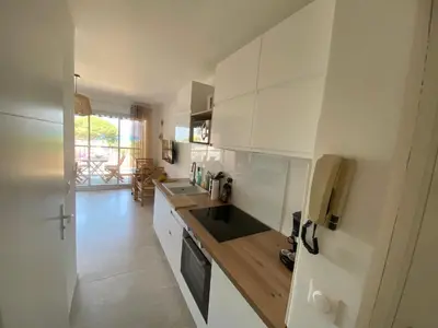 Cuisine ou kitchenette dans l'établissement T2 Calvi vue mer