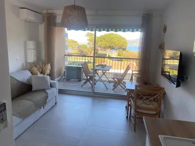 Coin salon dans l'établissement T2 Calvi vue mer