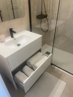 Salle de bains dans l'établissement T2 Calvi vue mer