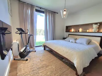 Un ou plusieurs lits dans un hébergement de l'établissement Villa bord de mer avec piscine