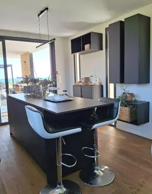 Cuisine ou kitchenette dans l'établissement Villa bord de mer avec piscine
