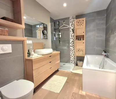 Salle de bains dans l'établissement Villa bord de mer avec piscine