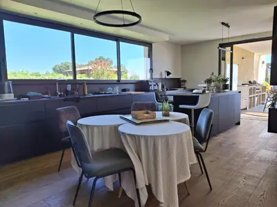 Coin salon dans l'établissement Villa bord de mer avec piscine