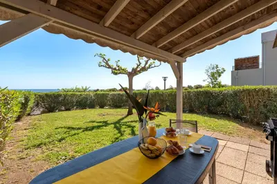 Boissons dans l'établissement Prunete - Piscine - Vue mer