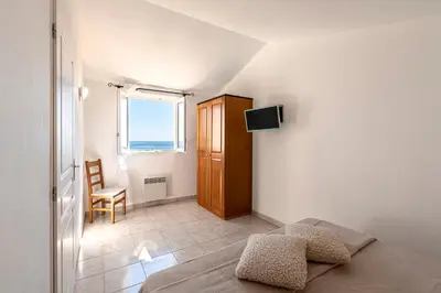 Télévision ou salle de divertissement dans l'établissement Prunete - Piscine - Vue mer