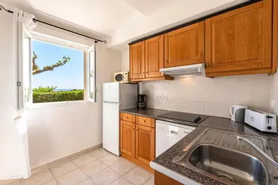 Cuisine ou kitchenette dans l'établissement Prunete - Piscine - Vue mer