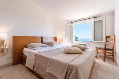 Un ou plusieurs lits dans un hébergement de l'établissement Prunete - Piscine - Vue mer