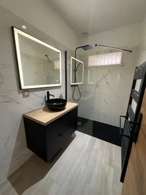 Salle de bains dans l'établissement Maison proche des plages