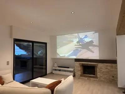 Télévision ou salle de divertissement dans l'établissement Maison proche des plages