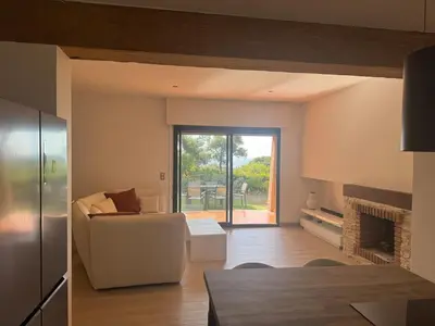 Coin salon dans l'établissement Maison proche des plages
