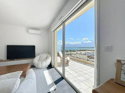 Télévision ou salle de divertissement dans l'établissement T3 d’Exception avec Vue Panoramique sur la Baie de Calvi