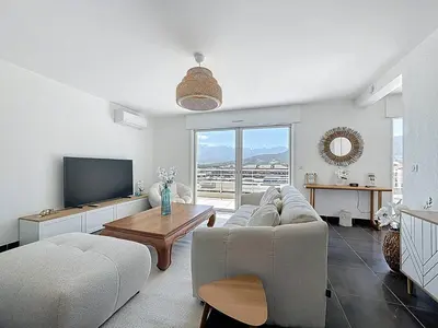Télévision ou salle de divertissement dans l'établissement T3 d’Exception avec Vue Panoramique sur la Baie de Calvi