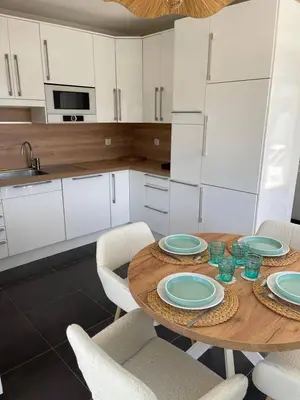 Cuisine ou kitchenette dans l'établissement T3 d’Exception avec Vue Panoramique sur la Baie de Calvi