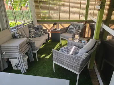 Coin salon dans l'établissement Chalet en bois climatisé À 300 m de la plage Marina di Sorbo 6 personnes