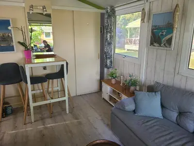 Coin salon dans l'établissement Chalet en bois climatisé À 300 m de la plage Marina di Sorbo 6 personnes