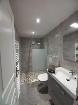 Salle de bains dans l'établissement Les voûtes de Pascaline, vue mer et montagne, Lama